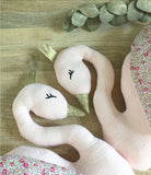Coussin cygne "Little Swan"  en gaze de coton rose poudrée et Liberty Eloïse Classic