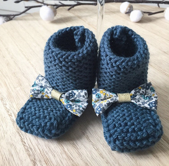 Bottons / chaussons  bébé en laine bleu canard et noeud en liberty Eloïse mésange