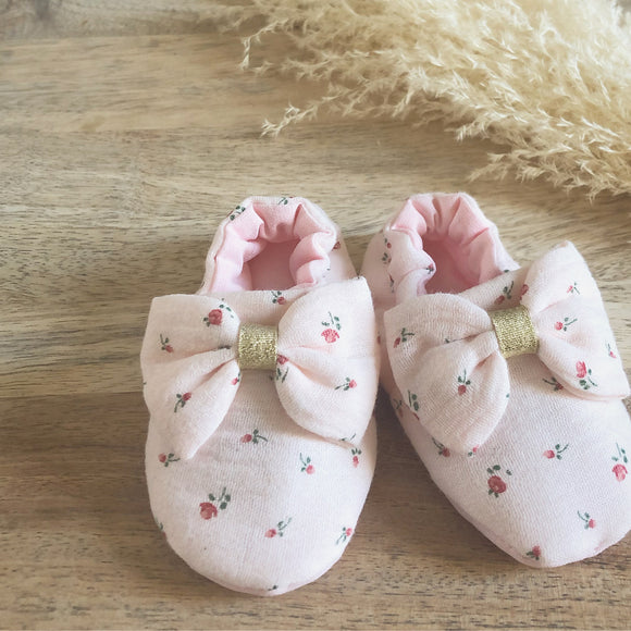 Chaussons bébé en gaze de coton fleuri rose